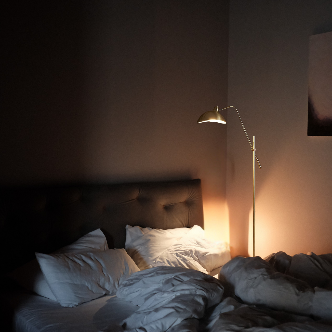 Floor lamp in gold metal and marble for living room – Aurélis